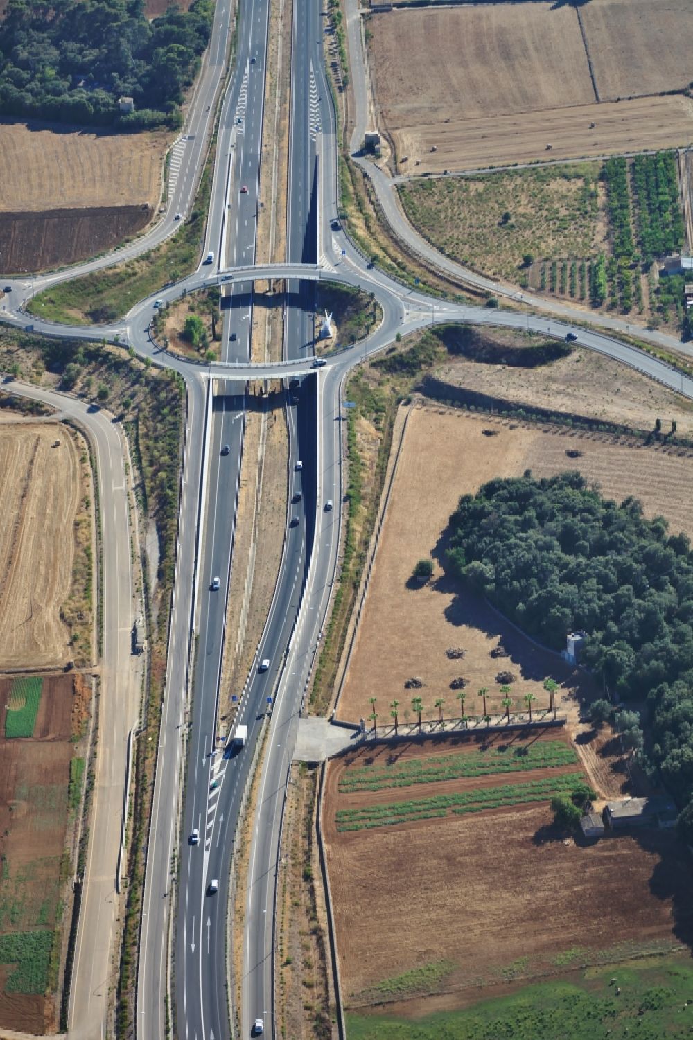 Luftbild Inca - Streckenführung und Fahrspuren im Verlauf der Autobahn- Abfahrt und Zufahrt der M-13 in Inca Mallorca in Islas Baleares, Spanien