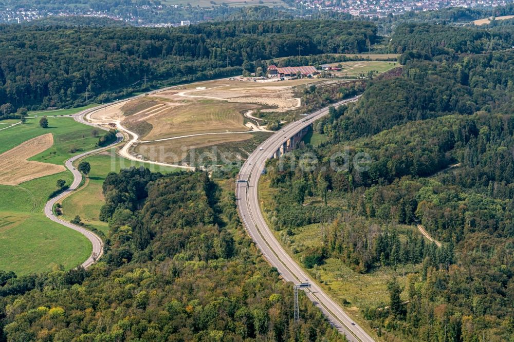 Inzlingen aus der Vogelperspektive: Streckenverlauf der A98 und Baustelle und Erddeponie an der Autobahn der BAB A98 bei Inzlingen im Bundesland Baden-Württemberg