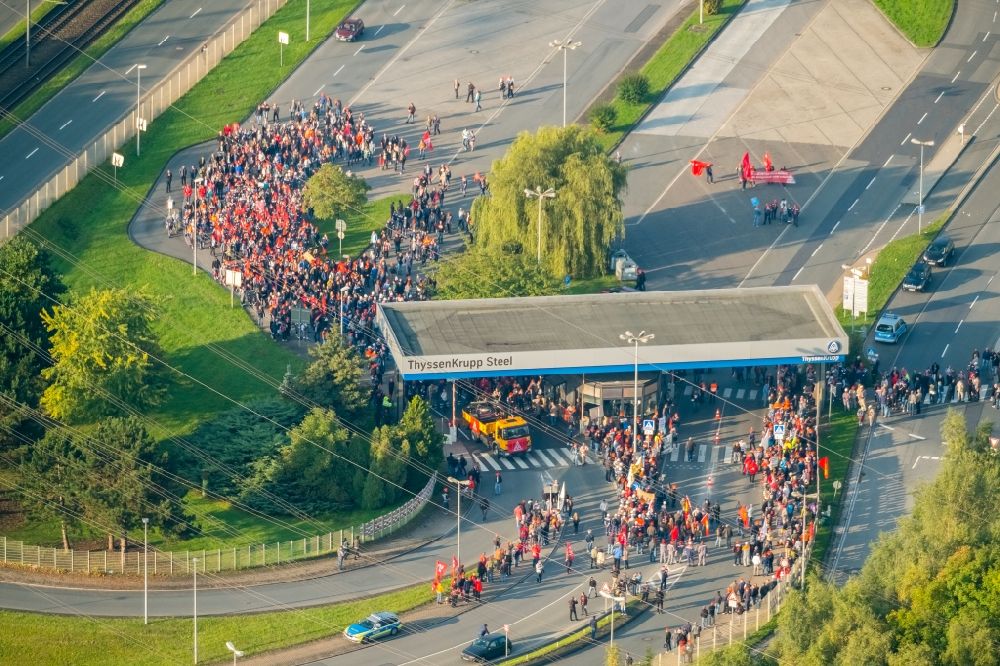 Luftbild Bochum - Streik gegen Fusion auf dem Werksgelände der thyssenkrupp Steel Europe AG in Bochum im Bundesland Nordrhein-Westfalen, Deutschland