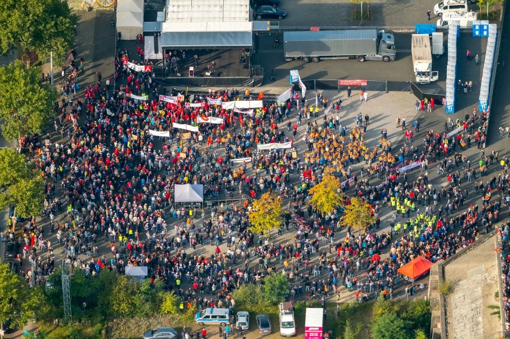 Luftaufnahme Bochum - Streik gegen Fusion auf dem Werksgelände der thyssenkrupp Steel Europe AG in Bochum im Bundesland Nordrhein-Westfalen, Deutschland