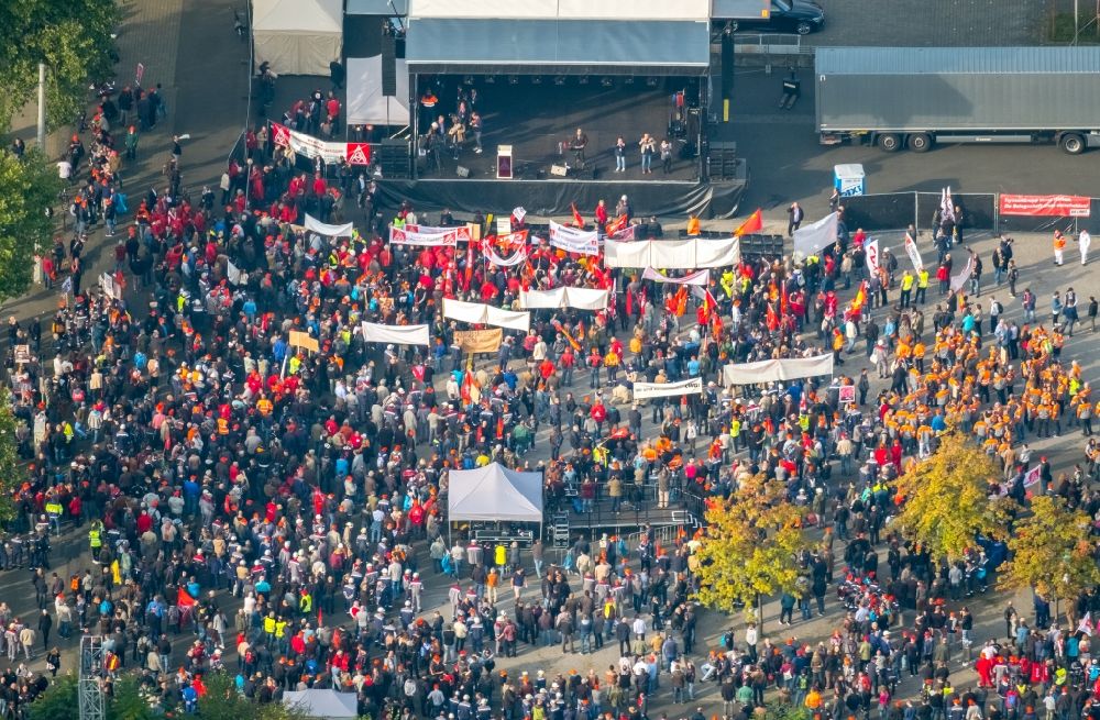 Bochum aus der Vogelperspektive: Streik gegen Fusion auf dem Werksgelände der thyssenkrupp Steel Europe AG in Bochum im Bundesland Nordrhein-Westfalen, Deutschland
