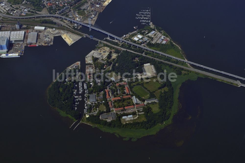 Stralsund aus der Vogelperspektive: Strelasundquerung / Rügenbrücke mit Rügendamm in Stralsund im Bundesland Mecklenburg-Vorpommern
