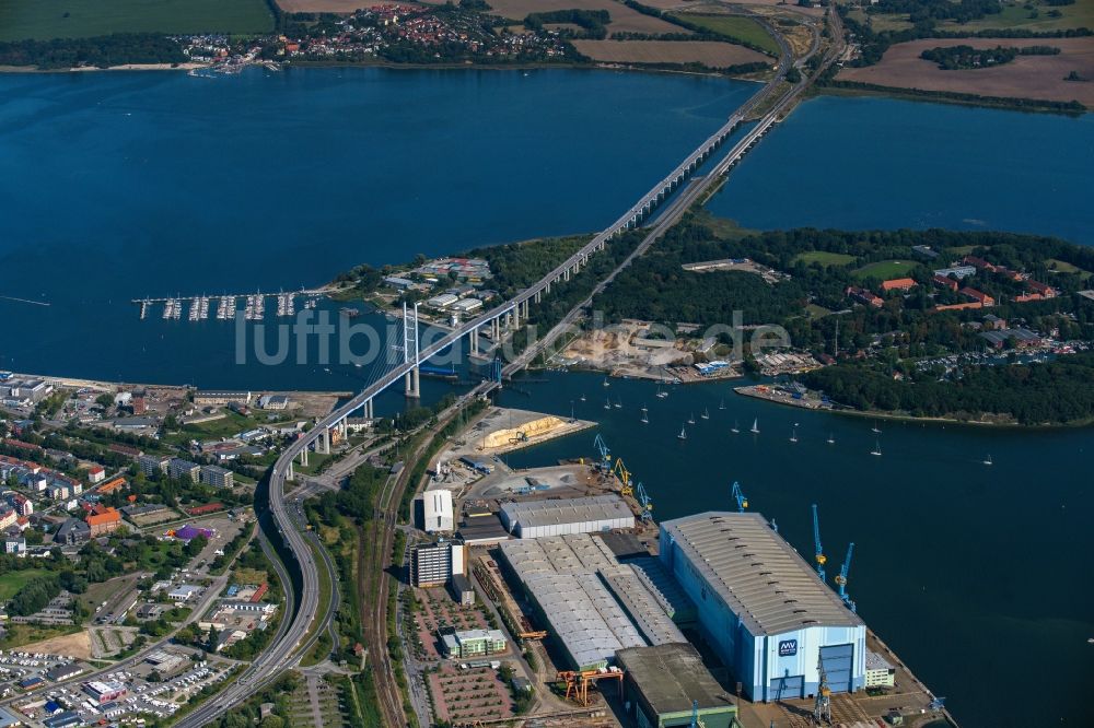 Stralsund aus der Vogelperspektive: Strelasundquerung Rügenbrücke mit Rügendamm in Stralsund im Bundesland Mecklenburg-Vorpommern