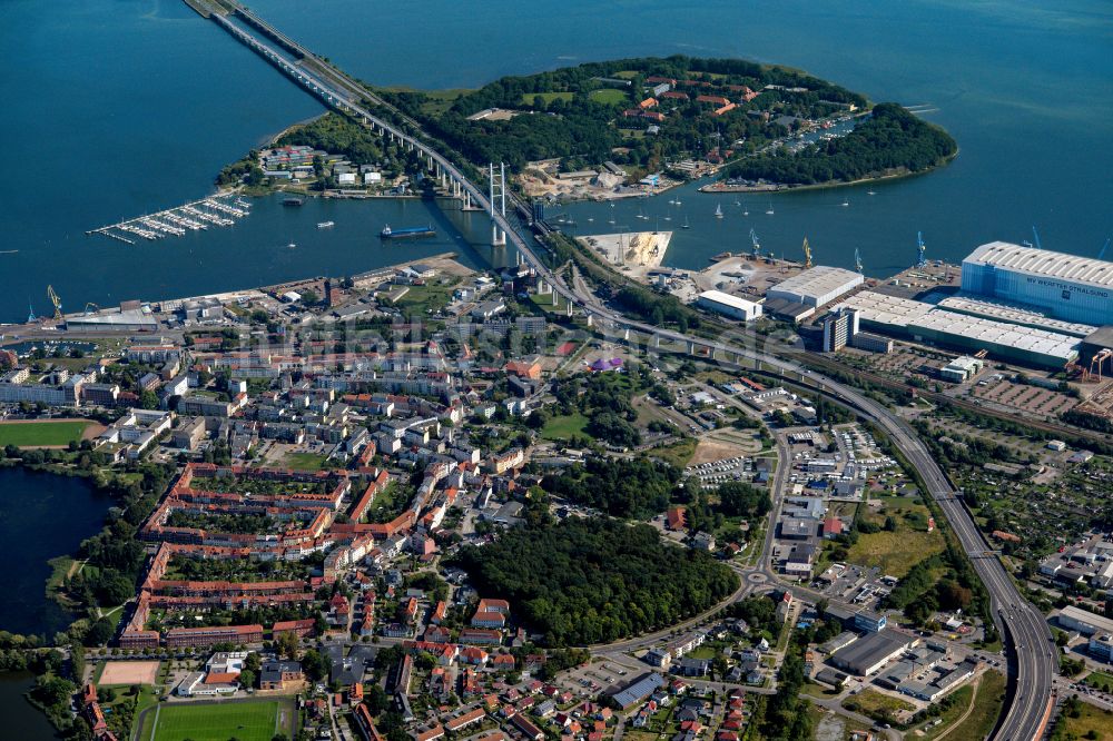 Luftaufnahme Hansestadt Stralsund - Strelasundquerung / Rügenbrücke mit Rügendamm in Stralsund im Bundesland Mecklenburg-Vorpommern