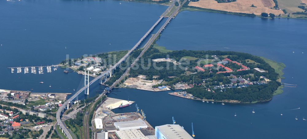 Luftbild Hansestadt Stralsund - Strelasundquerung Rügenbrücke mit Rügendamm in Stralsund im Bundesland Mecklenburg-Vorpommern