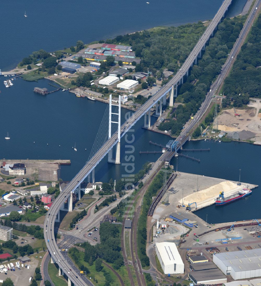 Luftaufnahme Hansestadt Stralsund - Strelasundquerung Rügenbrücke mit Rügendamm in Stralsund im Bundesland Mecklenburg-Vorpommern
