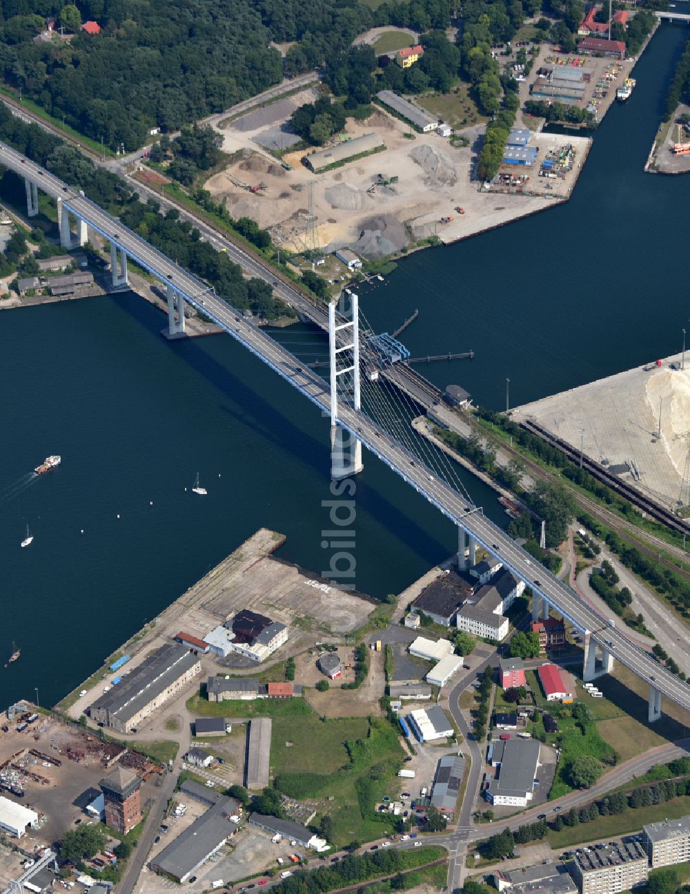 Hansestadt Stralsund von oben - Strelasundquerung Rügenbrücke mit Rügendamm in Stralsund im Bundesland Mecklenburg-Vorpommern