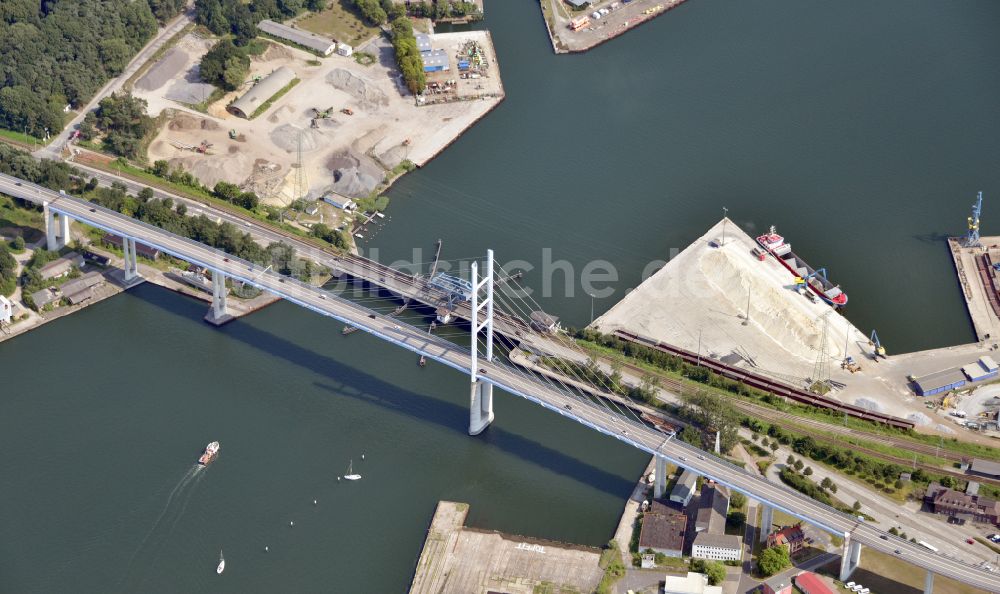 Hansestadt Stralsund aus der Vogelperspektive: Strelasundquerung Rügenbrücke mit Rügendamm in Stralsund im Bundesland Mecklenburg-Vorpommern