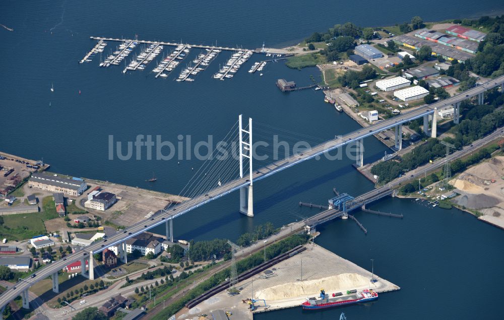 Hansestadt Stralsund aus der Vogelperspektive: Strelasundquerung Rügenbrücke mit Rügendamm in Stralsund im Bundesland Mecklenburg-Vorpommern