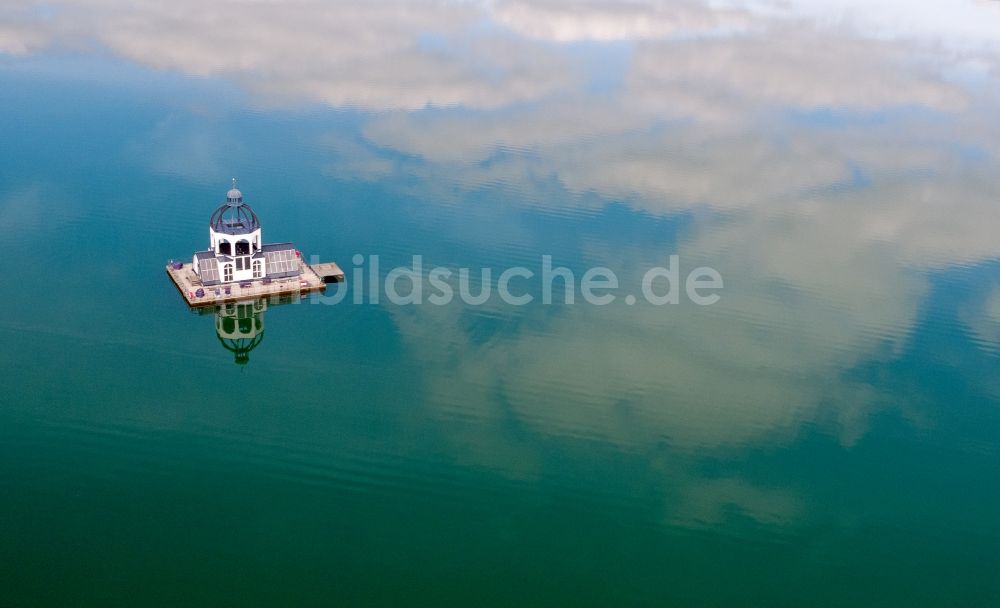 Großpösna aus der Vogelperspektive: Störmthaler See mit der Schwimm- Plattform VINETA in Grosspösna im Bundesland Sachsen