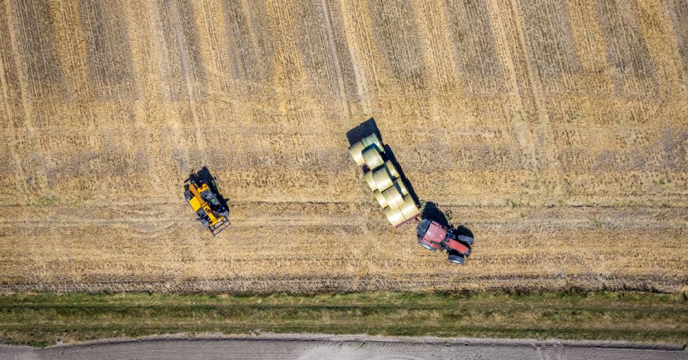 Dorsten aus der Vogelperspektive: Strohballen- Abtransport auf einem Feld in Dorsten im Bundesland Nordrhein-Westfalen, Deutschland