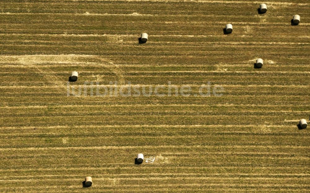 Luftaufnahme Gräfentonna - Strohballen- Landschaft auf einem Feld am Ortsrand in Gräfentonna im Bundesland Thüringen, Deutschland