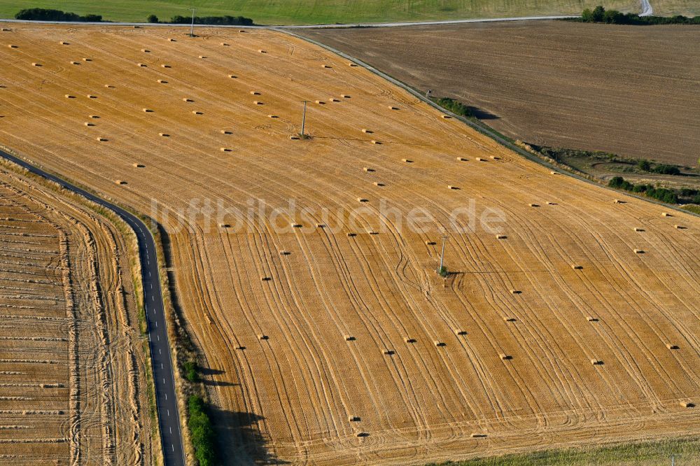 Henfstädt aus der Vogelperspektive: Strohballen- Landschaft auf einem Feld am Ortsrand in Henfstädt im Bundesland Thüringen, Deutschland