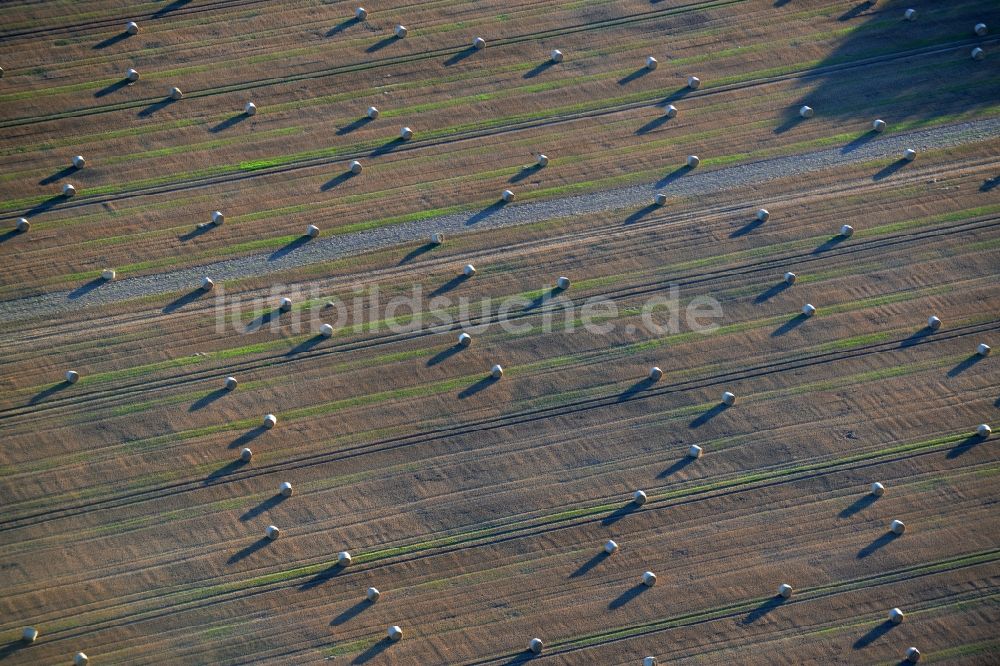 Luftaufnahme Karstädt - Strohballen- Landschaft auf einem Feld am Ortsrand in Karstädt im Bundesland Brandenburg