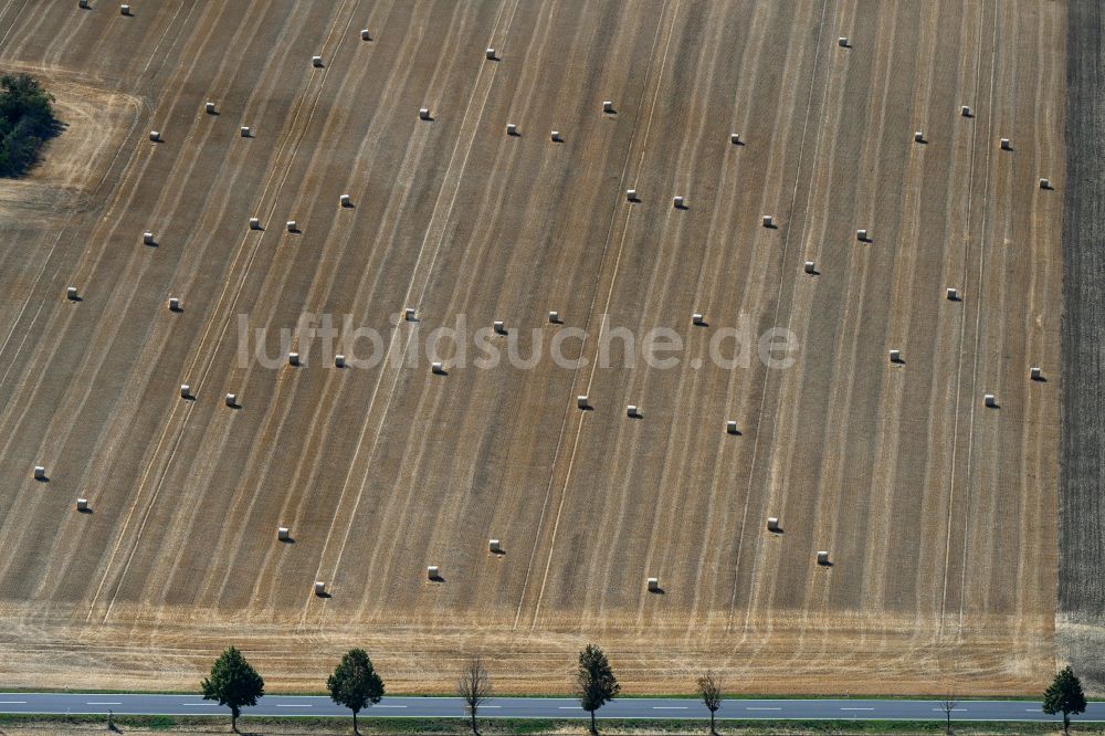 Luftbild Teutschenthal - Strohballen- Landschaft auf einem Feld am Ortsrand in Teutschenthal im Bundesland Sachsen-Anhalt, Deutschland