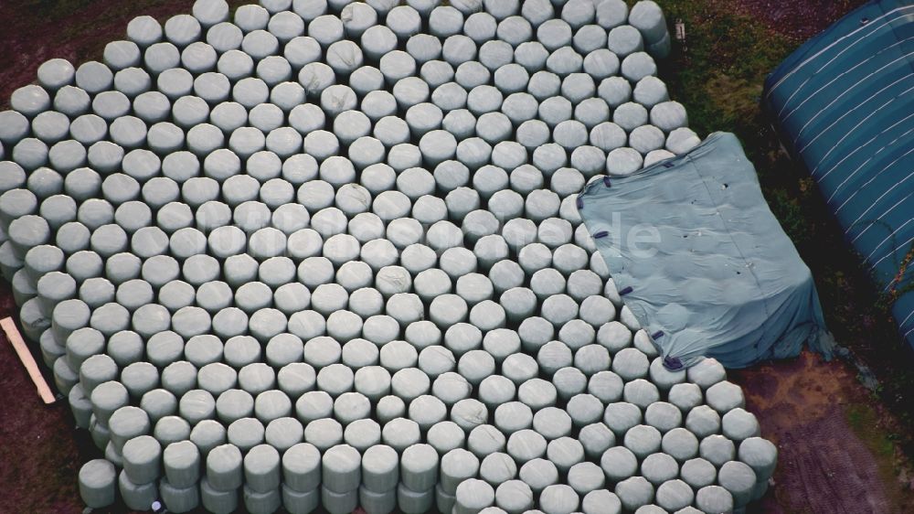 Königswinter aus der Vogelperspektive: Strohballen- Silage Stapel in einer landwirtschaftlichen Lagerfläche in Königswinter im Bundesland Nordrhein-Westfalen, Deutschland