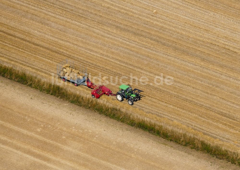Luftaufnahme Friedland - Strohballen- Stapel in einer landwirtschaftlichen Lagerfläche in Friedland im Bundesland Niedersachsen, Deutschland