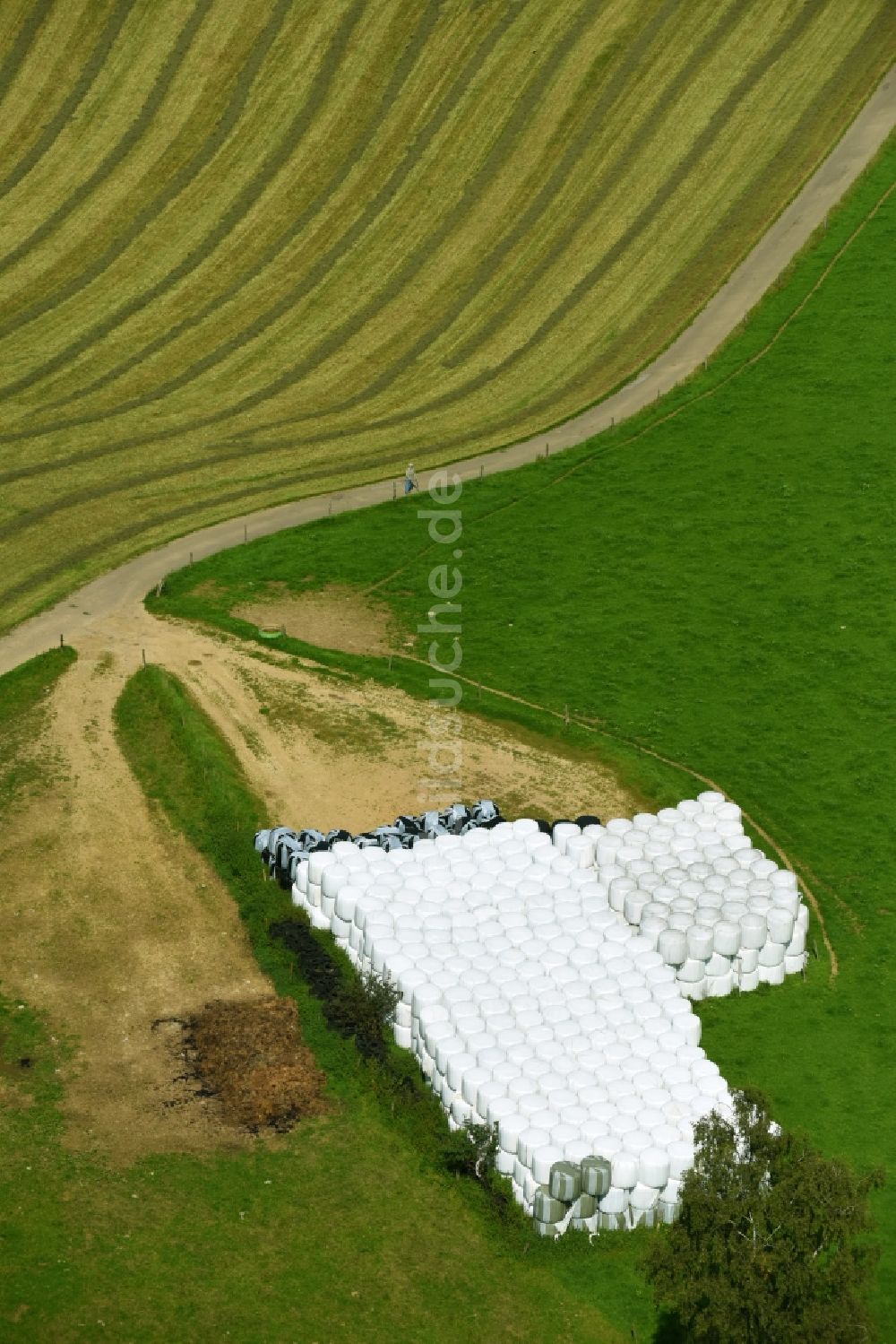 Winkel aus der Vogelperspektive: Strohballen- Stapel in einer landwirtschaftlichen Lagerfläche in Winkel im Bundesland Nordrhein-Westfalen, Deutschland