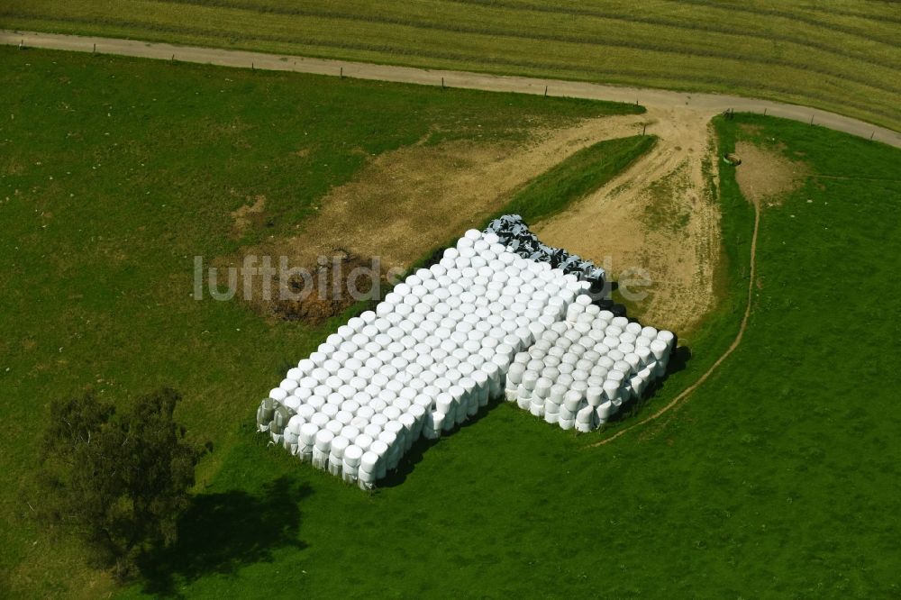 Luftaufnahme Winkel - Strohballen- Stapel in einer landwirtschaftlichen Lagerfläche in Winkel im Bundesland Nordrhein-Westfalen, Deutschland