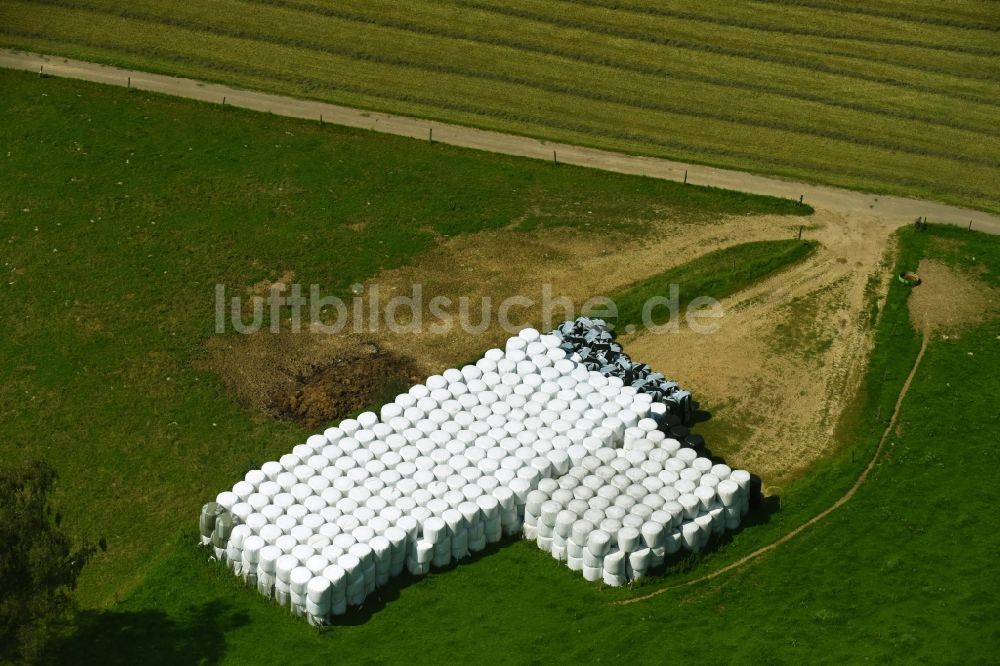 Winkel von oben - Strohballen- Stapel in einer landwirtschaftlichen Lagerfläche in Winkel im Bundesland Nordrhein-Westfalen, Deutschland