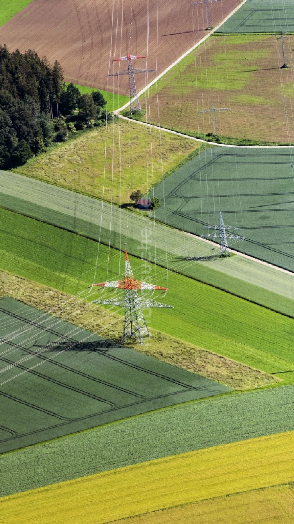 Luftaufnahme Gauting - Strommast- Konstruktion einer Trasse und Verbundleitung in Gauting im Bundesland Bayern, Deutschland