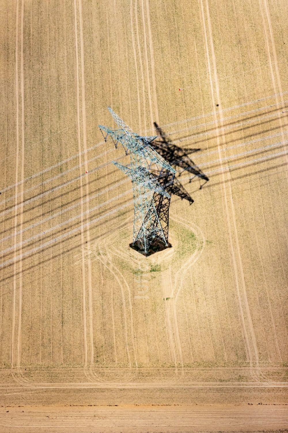 Geisecke aus der Vogelperspektive: Strommast- Konstruktion einer Trasse und Verbundleitung in Geisecke im Bundesland Nordrhein-Westfalen, Deutschland