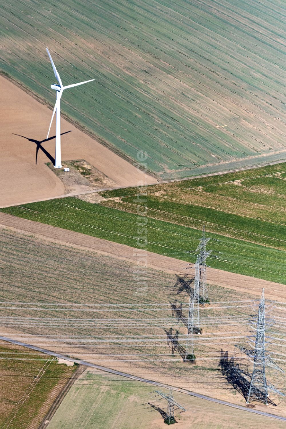 Luftaufnahme Bergheim - Strommast- Konstruktion einer Trasse und Verbundleitung und ein Windrad in Bergheim im Bundesland Nordrhein-Westfalen, Deutschland