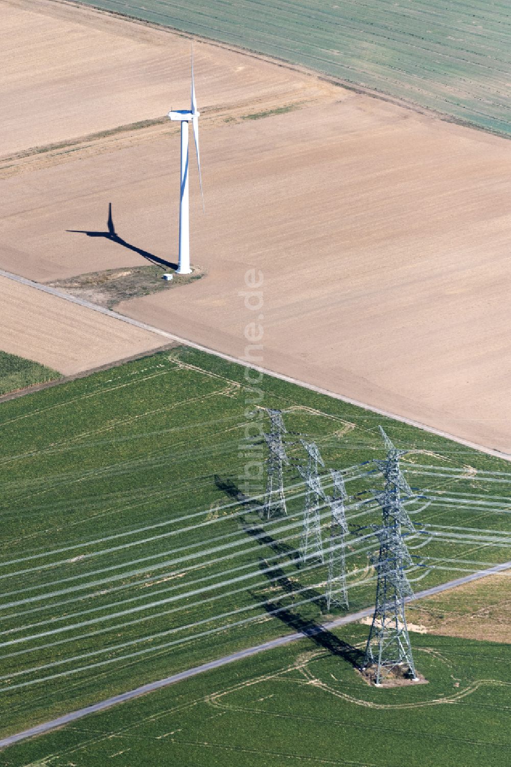 Luftbild Bergheim - Strommast- Konstruktion einer Trasse und Verbundleitung und ein Windrad in Bergheim im Bundesland Nordrhein-Westfalen, Deutschland