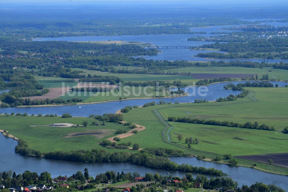 Ketzin von oben - Strukturen einer Auen und- Wiesen- Landschaft entlang der Havel in Ketzin im Bundesland Brandenburg, Deutschland