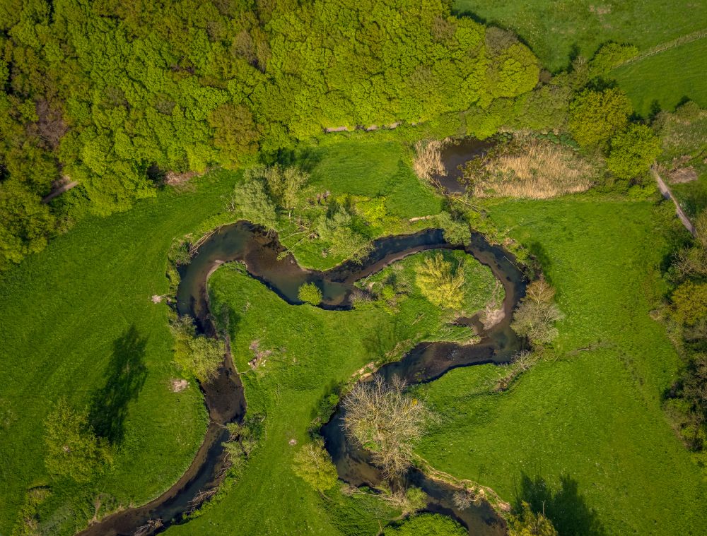 Luftaufnahme Würselen - Strukturen einer Auen und- Wiesen- Landschaft entlang des Wurm - Flußverlaufes in Würselen im Bundesland Nordrhein-Westfalen, Deutschland