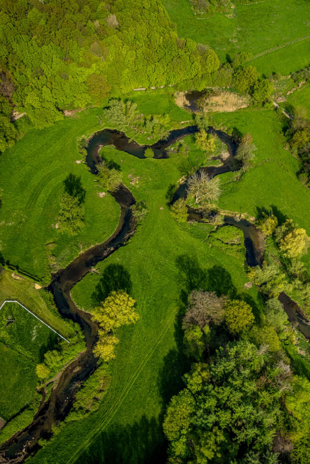 Luftaufnahme Würselen - Strukturen einer Auen und- Wiesen- Landschaft entlang des Wurm - Flußverlaufes in Würselen im Bundesland Nordrhein-Westfalen, Deutschland