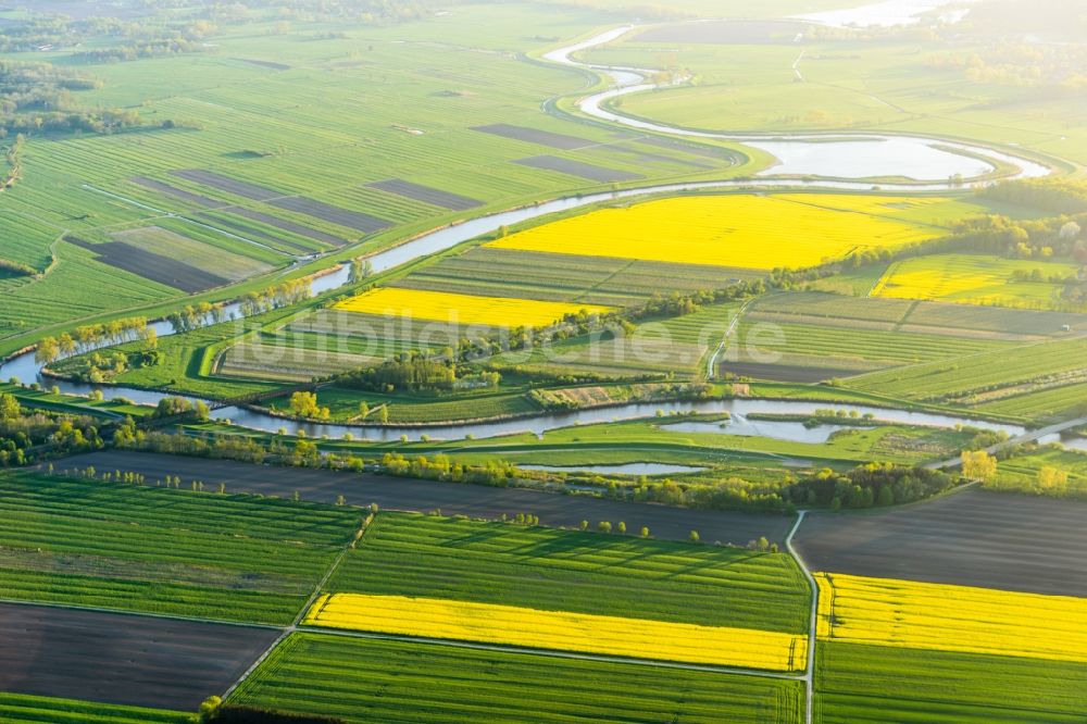 Luftaufnahme Stade - Strukturen einer Auen und- Wiesen- Landschaft mit Fluss- Lauf der Schwinge in Stade im Bundesland Niedersachsen, Deutschland