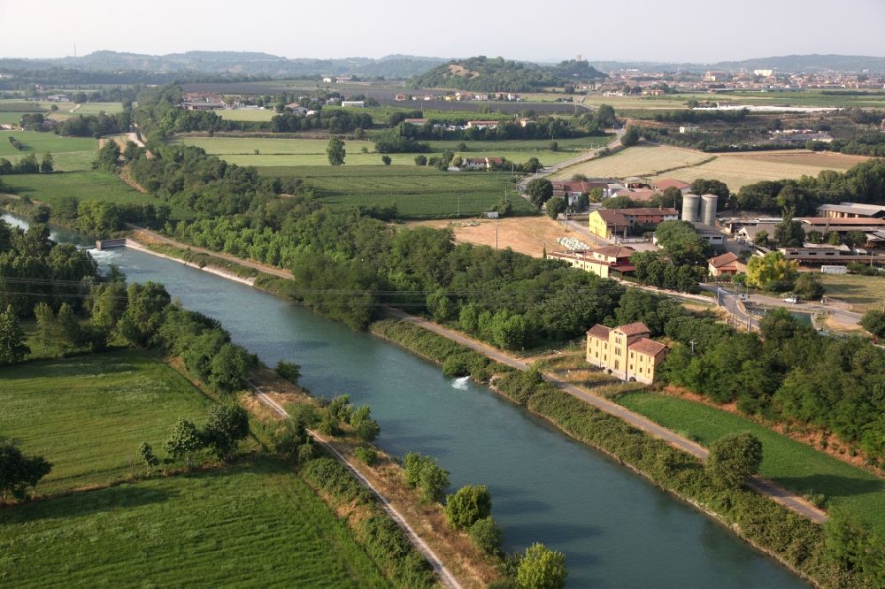 Luftbild Valeggio sul Mincio - Strukturen einer Auen und- Wiesen- Landschaft am Fluss Mincio in Valeggio sul Mincio in Venetien, Italien