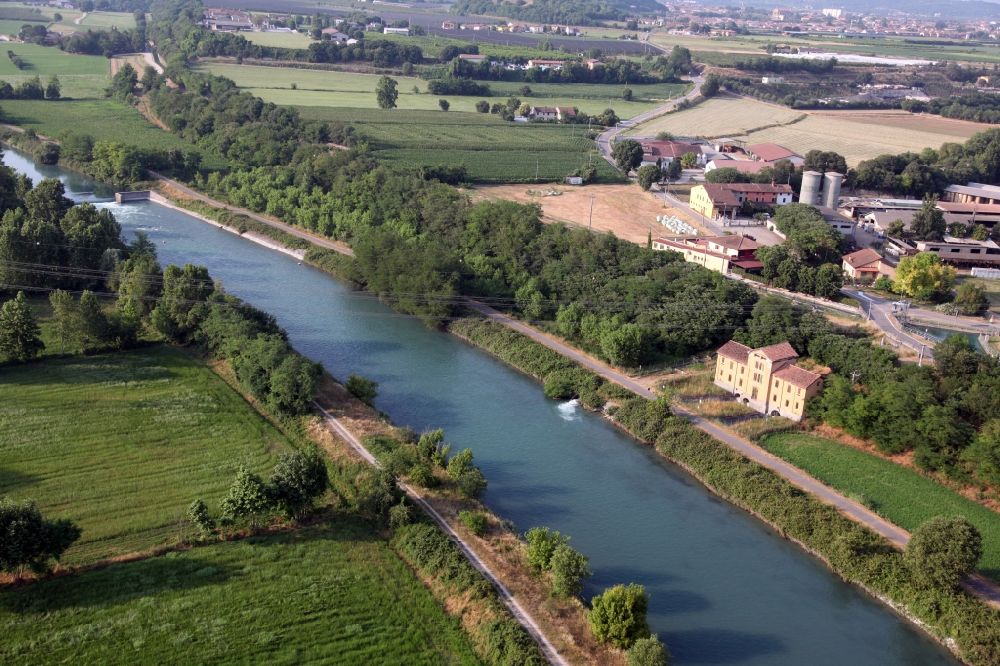 Luftaufnahme Valeggio sul Mincio - Strukturen einer Auen und- Wiesen- Landschaft am Fluss Mincio in Valeggio sul Mincio in Venetien, Italien