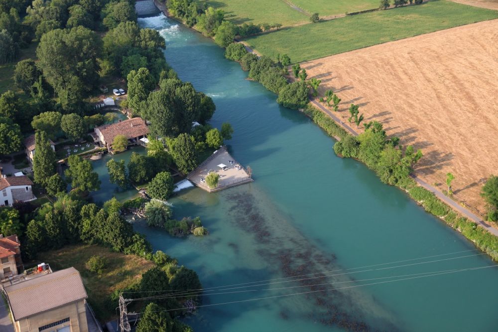 Luftbild Volta Mantovana - Strukturen einer Auen und- Wiesen- Landschaft am Fluss Mincio in Volta Mantovana in der Lombardei -Lombardia, Italien