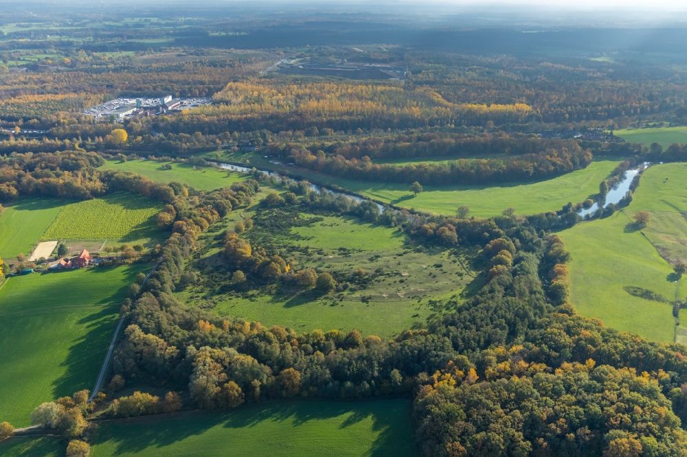Hünxe aus der Vogelperspektive: Strukturen einer Auen und- Wiesen- Landschaft der Lippe in Hünxe im Bundesland Nordrhein-Westfalen, Deutschland
