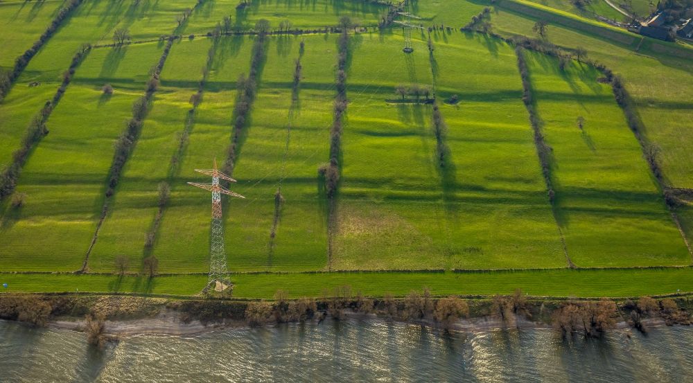 Luftbild Walsum - Strukturen einer Auen und- Wiesen- Landschaft am Rhein in Walsum im Bundesland Nordrhein-Westfalen, Deutschland
