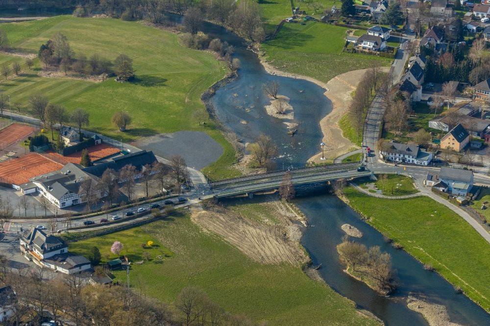 Luftbild Arnsberg - Strukturen einer Auen und- Wiesen- Landschaft der Ruhr im Ortsteil Oeventrop in Arnsberg im Bundesland Nordrhein-Westfalen, Deutschland