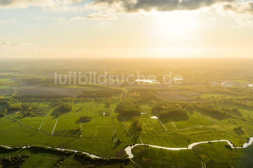 Stade von oben - Strukturen einer Auen und- Wiesen- Landschaft der Schwinge in Stade im Bundesland Niedersachsen, Deutschland