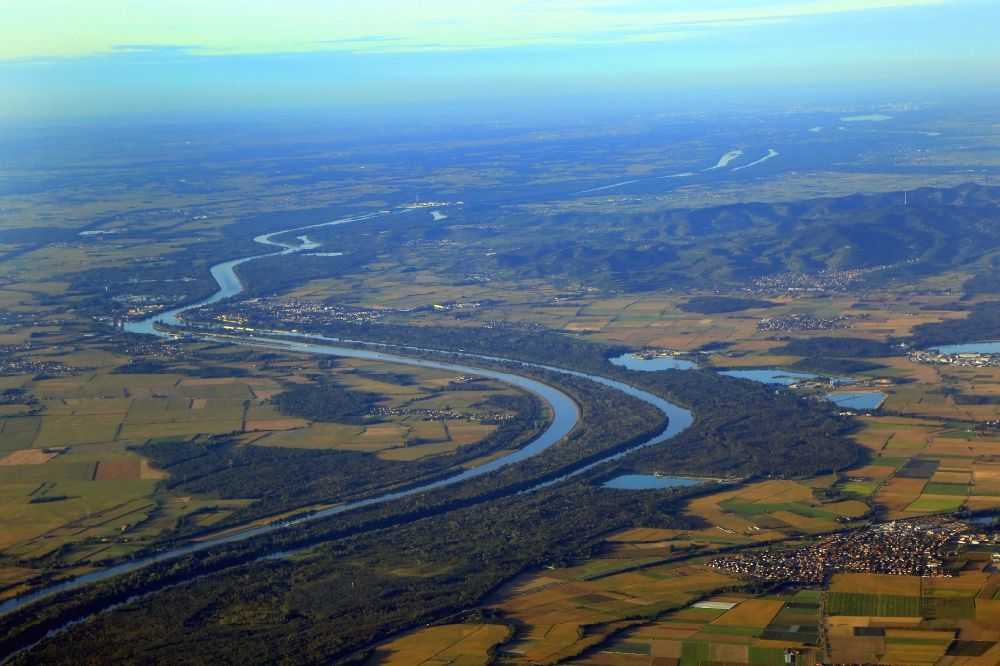 Breisach am Rhein von oben - Strukturen der Fluss Landschaft am Oberrhein bei Breisach am Rhein im Bundesland Baden-Württemberg, Deutschland. Landesgrenze von Deutschland und Elsass in Frankreich