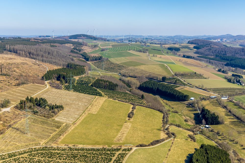 Olsberg von oben - Strukturen auf landwirtschaftlichen Feldern entlang der Strommast - Trasse in Olsberg im Bundesland Nordrhein-Westfalen, Deutschland