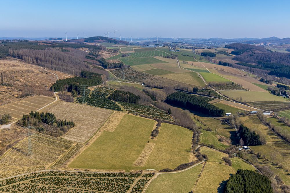 Olsberg aus der Vogelperspektive: Strukturen auf landwirtschaftlichen Feldern entlang der Strommast - Trasse in Olsberg im Bundesland Nordrhein-Westfalen, Deutschland