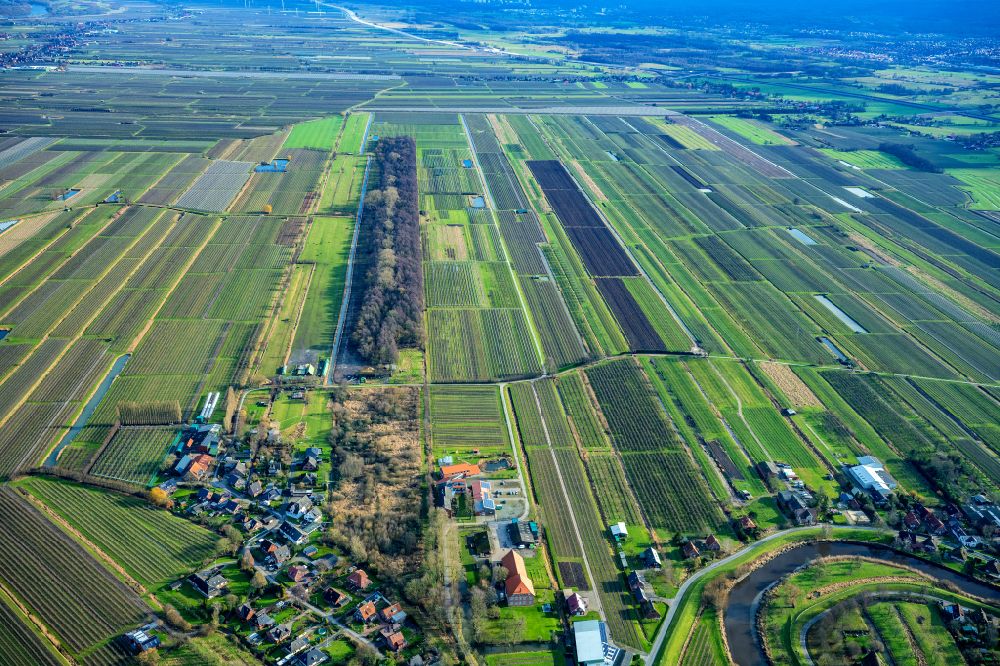 Estebrügge von oben - Strukturen auf landwirtschaftlichen Feldern in Estebrügge im Bundesland Niedersachsen, Deutschland