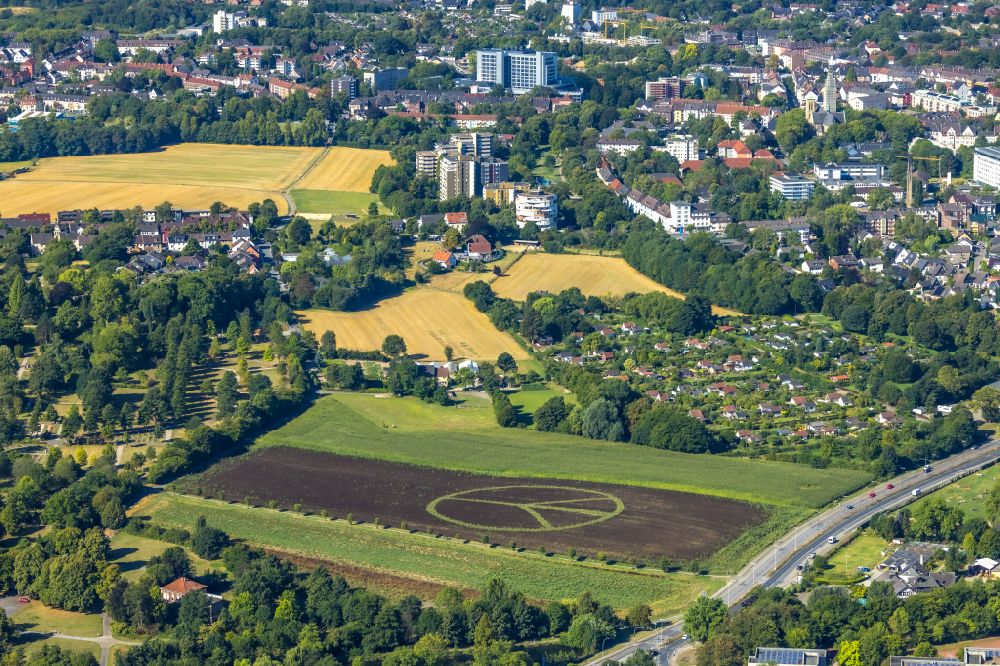 Herne von oben - Strukturen auf landwirtschaftlichen Feldern in Form eines Peace - Zeichens am Bauernhof Schulte-Göcking in Herne im Bundesland Nordrhein-Westfalen, Deutschland