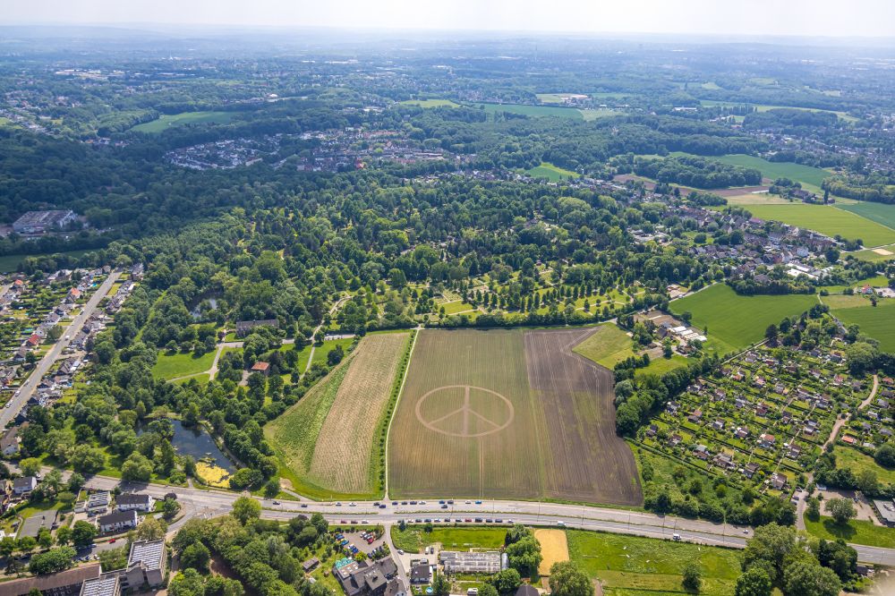 Luftbild Herne - Strukturen auf landwirtschaftlichen Feldern in Form eines Peace - Zeichens in Herne im Bundesland Nordrhein-Westfalen, Deutschland