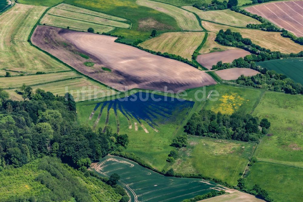 Luftbild Hütten - Strukturen auf landwirtschaftlichen Feldern in Hütten im Bundesland Schleswig-Holstein, Deutschland