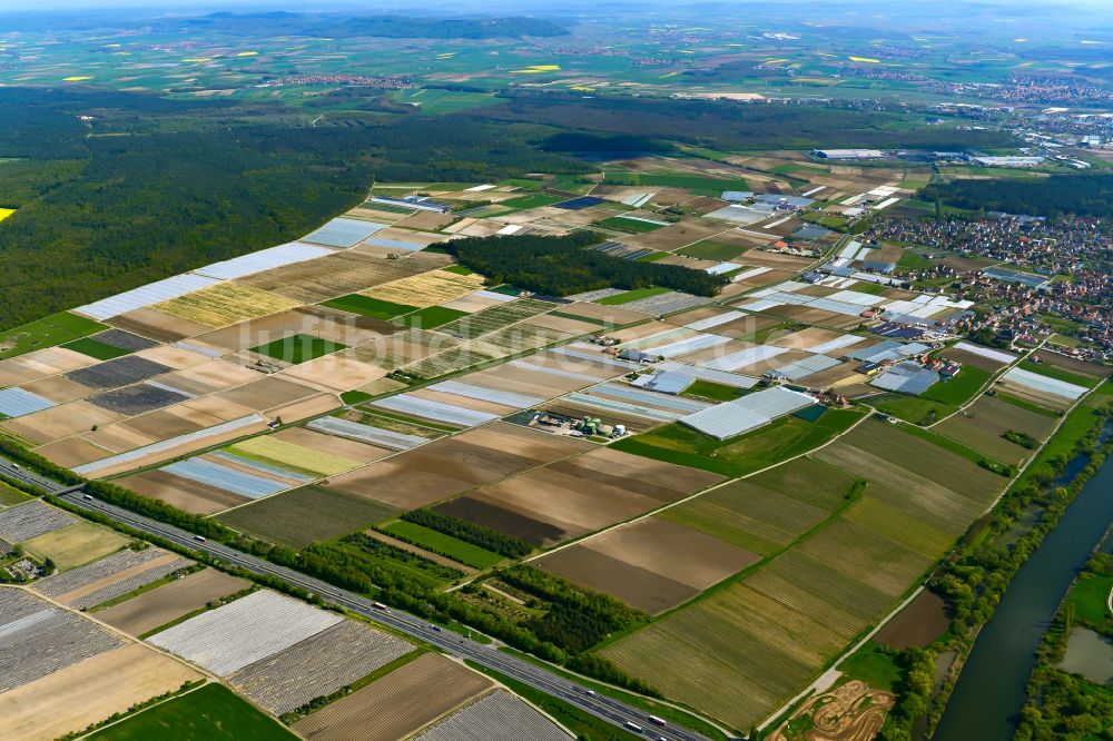 Kitzingen von oben - Strukturen auf landwirtschaftlichen Feldern in Kitzingen im Bundesland Bayern, Deutschland