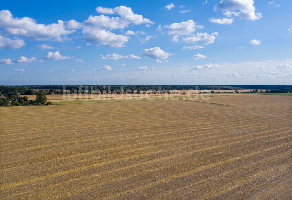 Velten von oben - Strukturen auf landwirtschaftlichen Feldern nach der Ernte in Velten im Bundesland Brandenburg, Deutschland