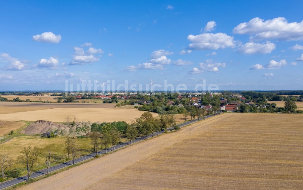 Velten aus der Vogelperspektive: Strukturen auf landwirtschaftlichen Feldern nach der Ernte in Velten im Bundesland Brandenburg, Deutschland