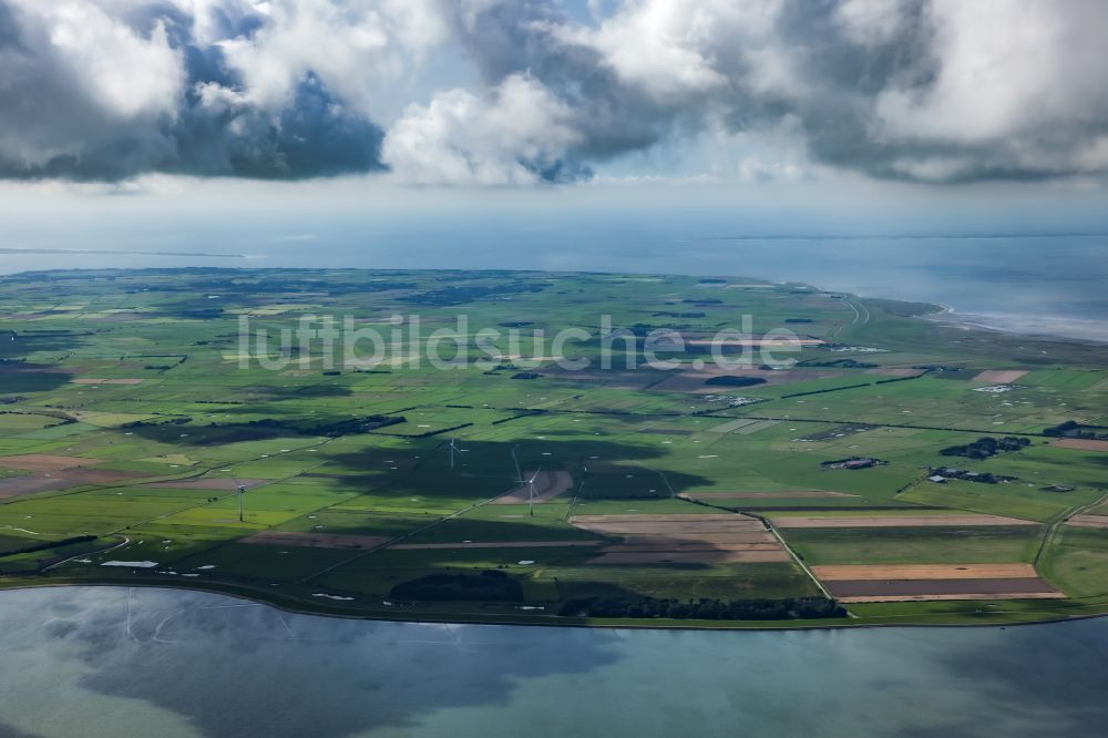 Oevenum von oben - Strukturen auf landwirtschaftlichen Feldern auf der Nordsee- Insel Föhr in Oevenum im Bundesland Schleswig-Holstein, Deutschland